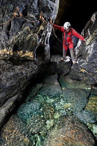 Gouffre de la Pierre Saint-Martin (Pyrénées-Atlantiques) - Main courante entre la salle de la Verna et la salle Chevalier pour éviter la rivière en basses eaux sur la photo mais infranchissable en crue(SP-24-2245)
