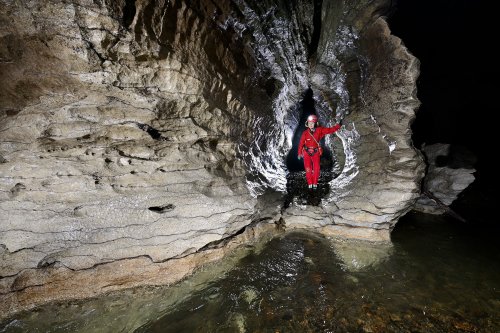 Glowworm  cave (région de Waitomo, Nouvelle Zélande) - Spéléo dans une petite galerie débouchant sur la rivière (format horizontal)(SP-24-2645)