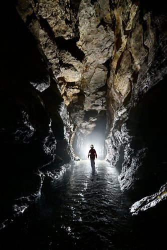 Glowworm  cave (région de Waitomo, Nouvelle Zélande) - Galerie avec rivière souterraine (personnage en silhouette)(SP-24-2651)