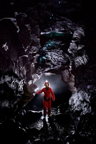 Okupata cave (Tongariro National Park, Nouvelle Zélande) - Spéléo dans une galerie étroite avec quelques glowworms (vers luisants) au plafond.(SP-24-2716)