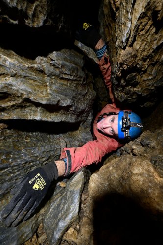 Riwaka cave (Nouvelle Zélande, île du Sud) - spéléo sortant d'une une étroiture(SP-24-2725)