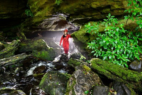 Okupata cave (Tongariro National Park, Nouvelle Zélande) - Spéléo dans l'entrée(SP-24-2754.jpg)