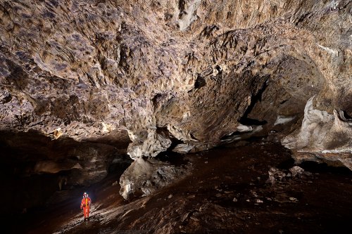 Gcwihaba cave (Botswana) - Grande salle avec plafond corrodé (spéléo en contrebas)(SP-25-0818)