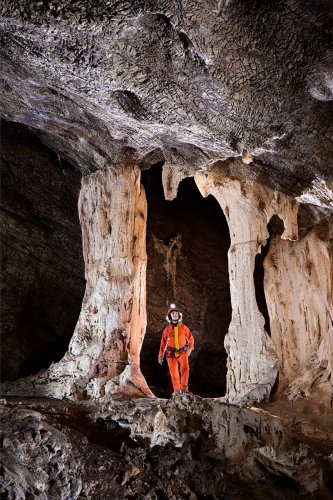 Gcwihaba cave (Botswana) - Grands piliers massifs sculptés par la corrosion (spéléo entre les piliers)(SP-25-0827)