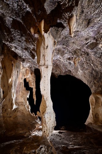 Gcwihaba cave (Botswana) - Grand pilier massif sculpté par la corrosion(SP-25-0829)
