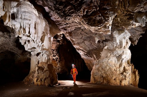 Gcwihaba cave (Botswana) - Porte de concrétions massives corrodées dans une galerie(SP-25-0845)