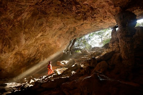 Gcwihaba cave entrée nord (Botswana) - Rayon de soleil pénétrant dans l'entrée nord (avec plafond éclairé et spéléo  en bas)(SP-25-0888)