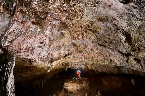 Gcwihaba cave (Botswana) entrée nord  - Plafond de la salle d'entrée avec spéléo perché sur un bloc en bas(SP-25-0912)