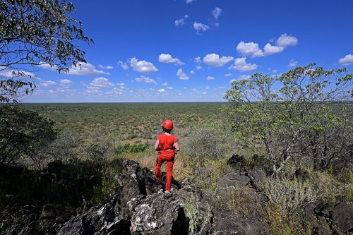 Blue cave (Botswana) - Vue sur la plaine du Kalahari depuis l'entrée de la grotte qui s'ouvre sur une colline dolomitique(SP-25-0939)
