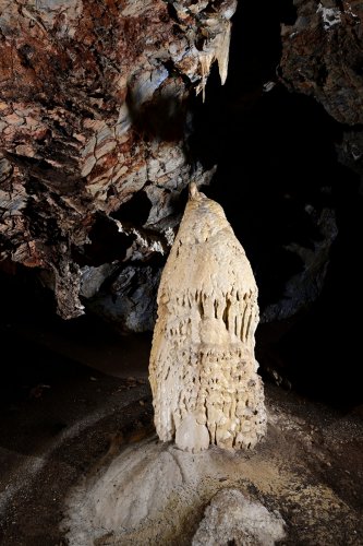 Blue cave (Botswana) - Dôme stalagmitique blanc.(SP-25-0945)