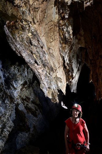Blue cave (Botswana) - Lame rocheuse au plafond résultant de la fantômisation de la roche encaissante.(SP-25-0952)