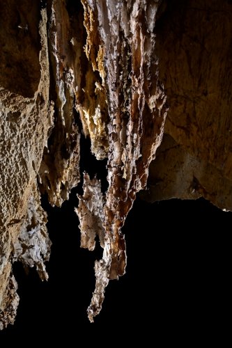Blue cave (Botswana) - Lame rocheuse au plafond résultant de la fantômisation de la roche encaissante.(SP-25-0957)