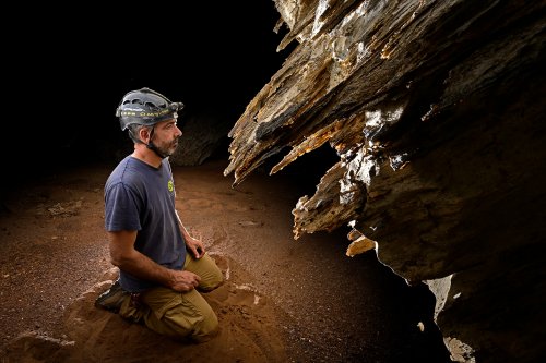 Blue cave (Botswana) - Résidus de fantômisation en relief (spéléo à gauche).(SP-25-0963)