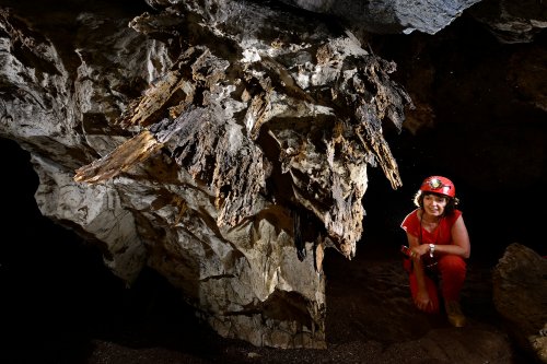 Blue cave (Botswana) - Résidus de fantômisation en relief (spéléo à droite).(SP-25-0968)