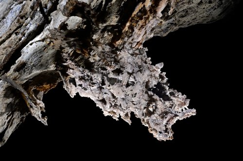 Blue cave (Botswana) - Protubérance de silice cristallisée sur une paroi(SP-25-0973)