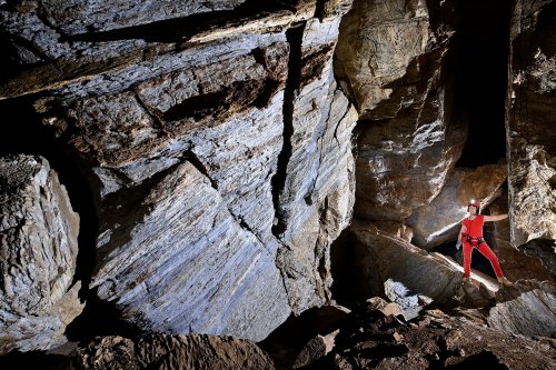 Blue cave (Botswana) - Galerie avec grande paroi de calcaire dolomitique bleuté et des blocs effondrés au sol.(SP-25-0980)