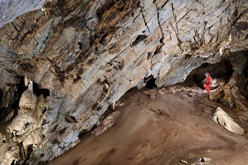 Blue cave (Botswana) - Grande salle avec une dune de guano au sol.(SP-25-0982)
