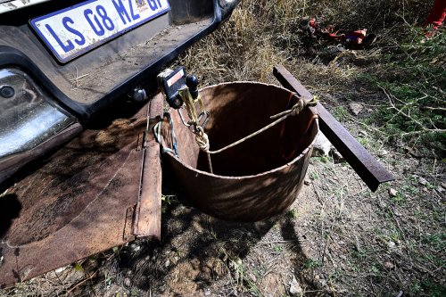 Gecko cave (Botswana) - L'entrée de la cavité se fait par un forage de 20 m, tubé dans sa partie supérieure, qui a été réalisé sur la base d'une campagne de microgravimétrie.(SP-25-0994)