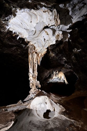 Gecko cave (Botswana) - Pilier corrodé de calcite blanche avec concrétions au plafond(SP-25-1000)