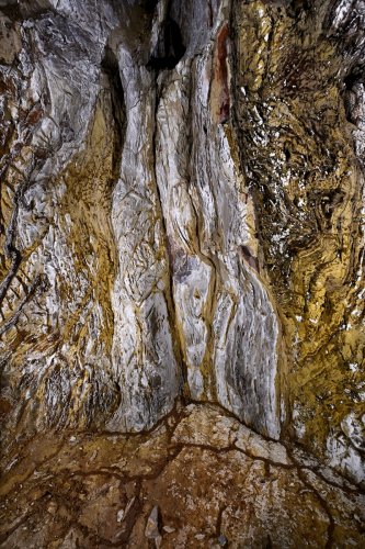 Gecko cave (Botswana) - Paroi avec dépôts jaunes recouverts de cristallisations.(SP-25-1026)
