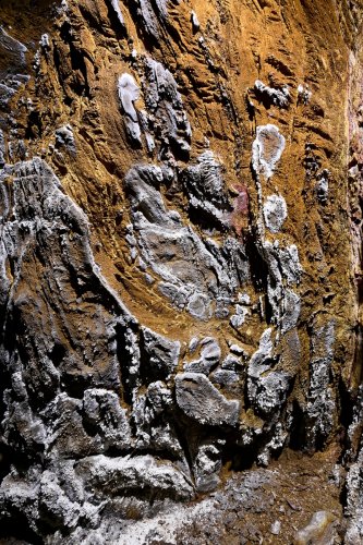 Gecko cave (Botswana) - Détail d'une paroi jaune recouverte de cristallisations. (SP-25-1045)