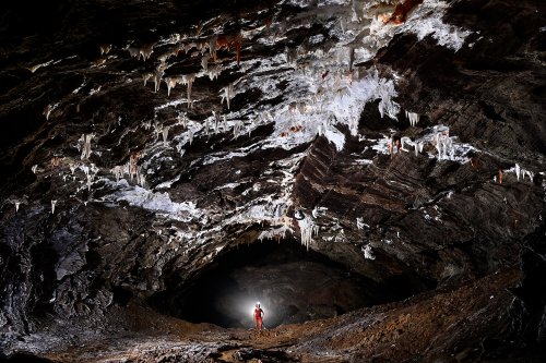 Gecko cave (Botswana) - Grande galerie au plafond orné de concrétions blanches(SP-25-1057)