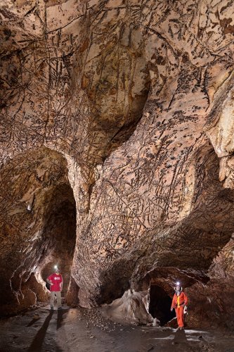 Gcwihaba cave (Botswana) - Double galerie aux parois en "peau d'éléphant" (deux spéléos)(SP-25-1071)