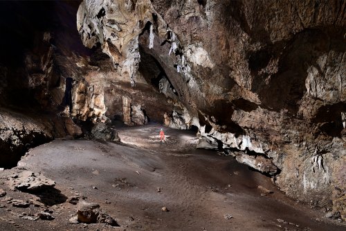 Gcwihaba cave (Botswana) - Grande dune de guano avec personnage au milieu(SP-25-1085-2)