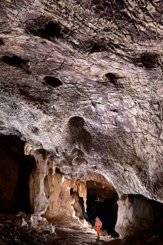 Gcwihaba cave (Botswana) - Spéléo dans galerie avec grands piliers et plafonds avec coupoles de corrosion(SP-25-1100)