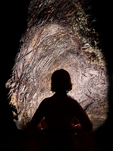 Gcwihaba cave (Botswana) -  Niche corrodée en "peau d'éléphant" avec spéléo en silhouette au premier plan(SP-25-1111)