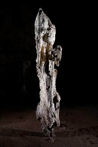 Gcwihaba cave (Botswana) - Stalagmite massive sculptée par la corrosion(SP-25-1113)