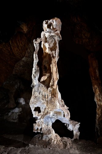 Gcwihaba cave (Botswana) - Stalagmite massive sculptée et percée par la corrosion(SP-25-1117)