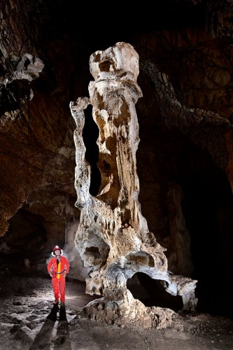 Gcwihaba cave (Botswana) - Grand pilier massif sculpté par la corrosion(SP-25-1120)