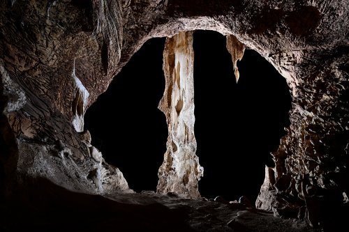Gcwihaba cave (Botswana) - Grand pilier au débouché d'une galerie formant une lucarne(SP-25-1125)