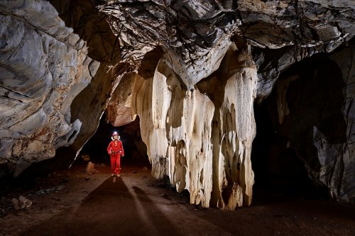 Gcwihaba cave (Botswana) - Ensemble de concrétions massives corrodées dans une galerie(SP-25-1147)
