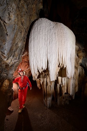 Gcwihaba cave (Botswana) - Coulée de calcite blanche lissée par la corrosion(SP-25-1154)