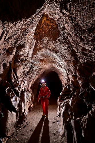 Gcwihaba cave (Botswana) - Petite galerie aux parois en "peau d'éléphant" et stalactite corrodée au plafond(SP-25-1163)