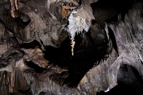 Wadoum cave (Botswana) - Bouquet de concrétions d'aragonite au plafond  d'une petite galerie(SP-25-1216)