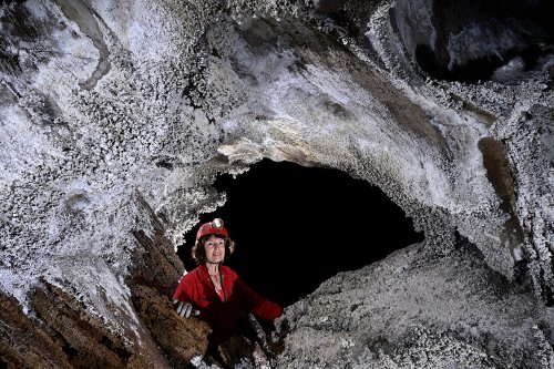 Wadoum cave (Botswana) - Fenêtre  dans une paroi recouverte de fines cristallisations blanches (spéléo dans la fenêtre)(SP-25-1222)
