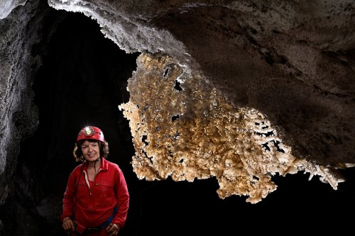Wadoum cave (Botswana) - Fine plaque de silice dentelée constituant un résidu de l'altération (spéléo en arrière plan à gauche)(SP-25-1223)