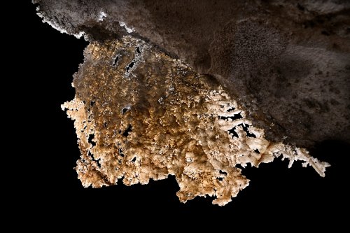 Wadoum cave (Botswana) - Fine plaque de silice dentelée constituant un résidu de l'altération (SP-25-1226)