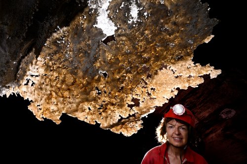 Wadoum cave (Botswana) - Fine plaque de silice dentelée constituant un résidu de l'altération (spéléo à droite)(SP-25-1232)