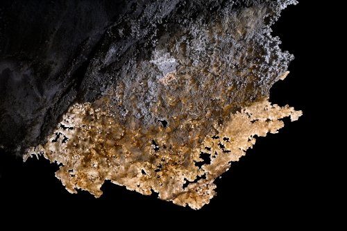 Wadoum cave (Botswana) - Fine plaque de silice dentelée constituant un résidu de l'altération (SP-25-1236)