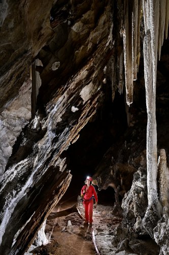 Wadoum cave (Botswana) - Galerie concrétionnée avec écaille de rocher(SP-25-1244)
