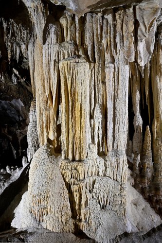 Wadoum cave (Botswana) - Ensemble de concrétions massives blanches(SP-25-1247)