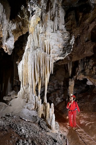 Wadoum cave (Botswana) - Grand pilier  massif (spéléo à droite)(SP-25-1252)