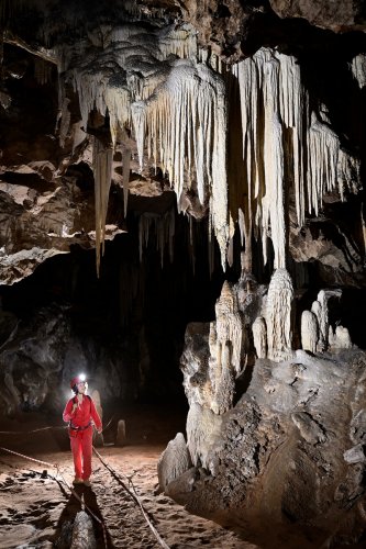 Wadoum cave (Botswana) - Ensemble de concrétions massives dans la galerie principale (spéléo à gauche)(SP-25-1256)