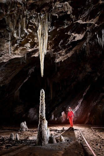 Wadoum cave (Botswana) - Salle avec une grande stalactite et sa stalagmite associée(SP-25-1258)