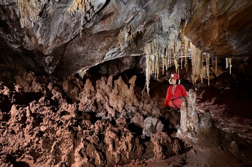 Wadoum cave (Botswana) - Ensemble de termitières fossiles (spéléo assis en arrière plan à droite)(SP-25-1263)
