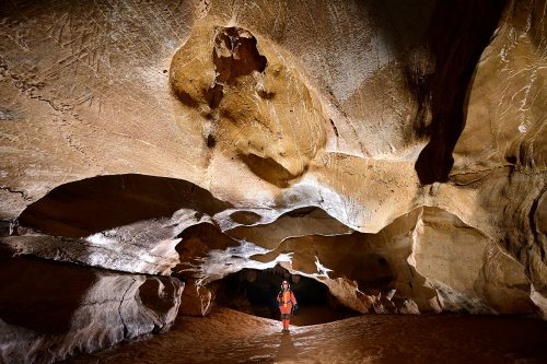 Grotte des Claris (Gard) - Galerie avec coupole au plafond en premier plan et spéléo en arrière plan(SP-25-2360)